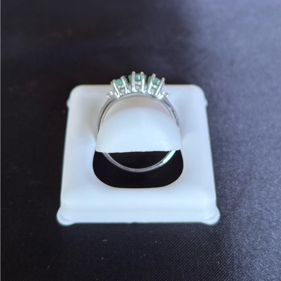 NEW Natural Stone Green Emerald Ring - Size 7 - Picture 3 of 8
